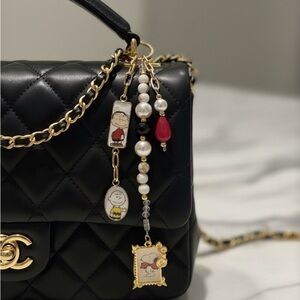 NEW SNOOPY CHARLIE BROWN HANDBAG PURSE CHARM KEYCHAI GOLD RED BLACK CHANEL READY